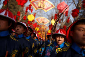 在紅燈籠下，穿著傳統中國節日服飾的儀式表演者。 — 中國新年 壁紙