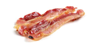 白色背景上的三條香脆煮熟煙肉條。