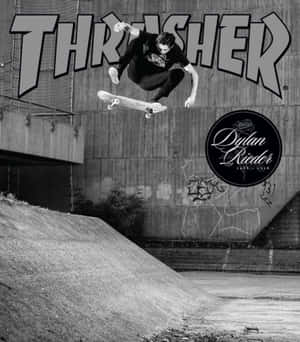 滑板手在半空中，下方是混凝土坡道，牆上有Thrasher標誌。
