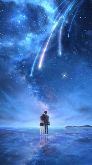 一對情侶喺星空下擁抱，流星喺佢哋上方劃過。