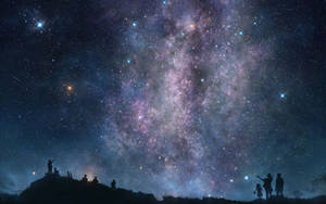 一群人剪影站在山丘上觀看夜晚的銀河。 — 星星 壁紙