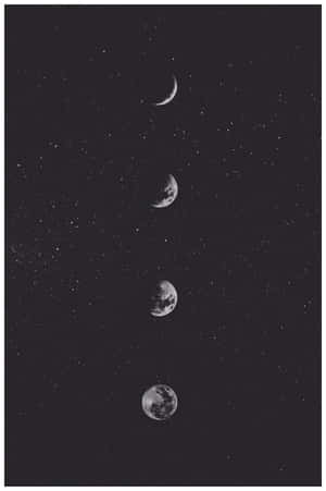 四個月亮相位垂直堆疊喺繁星夜空。