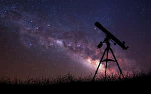 草地上的望遠鏡在夜間觀察銀河系。 — 星星 壁紙