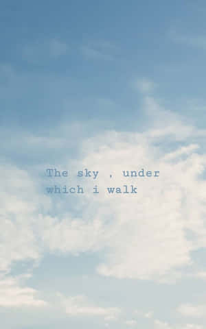 藍天白雲，中央文字寫著「The sky, under which i walk」。 — 藍天 壁紙