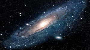 螺旋星系，具有明亮核心和藍色旋臂，被星星環繞。