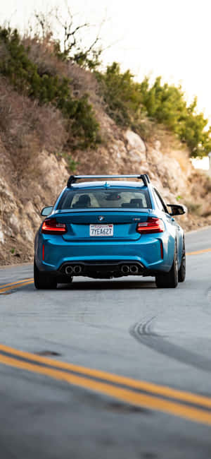 藍色BMW M2在山路上行駛留下輪胎痕 — 月色夜空 壁紙