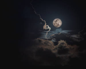 滿月在夜間穿過黑暗的暴風雲閃耀。 — 月色夜空 壁紙