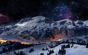 星空下的雪山，下方村莊的燈光閃爍。