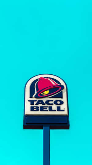 Taco Bell餐廳招牌，在藍綠色背景上有紅色鈴鐺標誌。