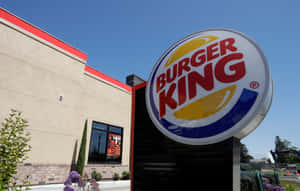 陽光明媚的日子裡，Burger King餐廳招牌和建築。
