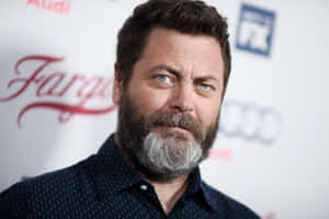 Nick Offerman 在 Fargo 首映禮上留著灰白鬍鬚，表情專注。 — 曉格蘭特 GIF 壁紙