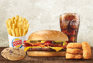 Burger King餐點，有漢堡、薯條、曲奇和可口可樂在木桌上 — 三明治 壁紙