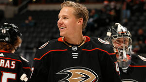 曲棍球運動員在比賽中穿著Anaheim Ducks球衣微笑 — 冰球 壁紙