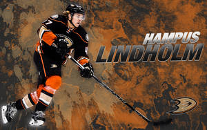 Hampus Lindholm 身穿冰球裝備，在紋理橙色背景上持桿滑行。
