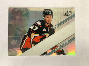 Hampus Lindholm 身穿 Ducks 球衣的全息交易卡。