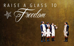 四名穿著殖民制服的男人在金色紋理舞台上舉杯祝酒，並有「Raise a Glass to Freedom」文字。