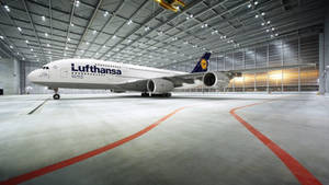 大型機庫內帶有紅色地板線的漢莎航空空中巴士A380。