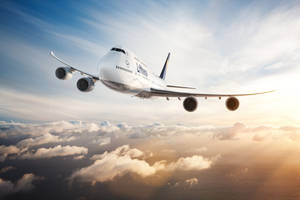 漢莎航空空中巴士A380在夕陽下飛越雲層