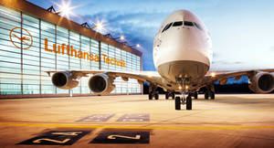 漢莎技術公司飛機在黃昏時停放在機場停機坪