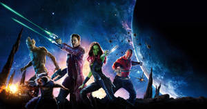 Guardians of the Galaxy 團隊在外星行星上英雄地擺出姿勢，武器已拔出。