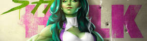 She-Hulk著住白色同紫色衫，綠色皮膚同長頭髮，背景係有子彈窿嘅塗鴉牆。