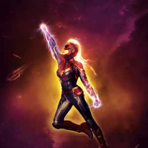 Captain Marvel 在太空中飛行，手中帶有發光的能量。 — 1:1 壁紙