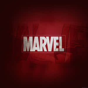白色Marvel標誌在紅色漸變背景上，帶有草圖輪廓。