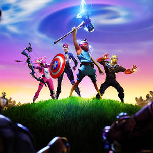 Fortnite角色在長滿草的山丘上，手持發光武器，映襯著色彩繽紛的天空。