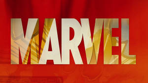 白色和金色的Marvel標誌在紅色漫畫風格背景上。 — 復仇者聯盟標誌 壁紙