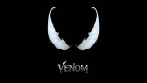 Venom尖牙標誌，黑色背景上帶金屬標題