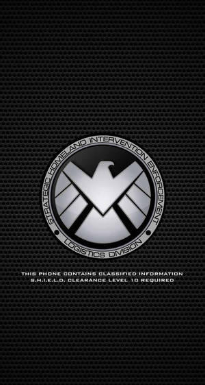 S.H.I.E.L.D.物流部門標誌在黑色穿孔金屬上，帶有安全警告文字。