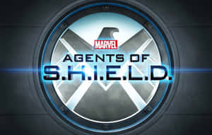 Marvel Agents of S.H.I.E.L.D. 標誌在圓形金屬框架內發出藍光。