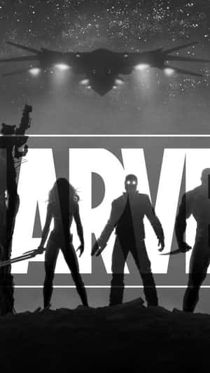 星空下剪影中的Marvel英雄，頭頂有飛行的太空船。 — 超級英雄 壁紙