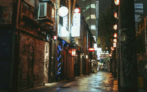 日本雨夜小巷，燈籠和霓虹燈閃爍。