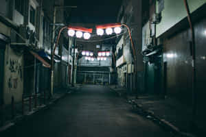 夜晚空無一人的城市小巷，被懸掛的球形燈光照亮。