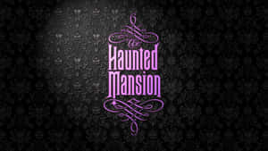 深色骷髏圖案牆紙上的紫色Haunted Mansion標誌。 — 鬼屋大宅 壁紙