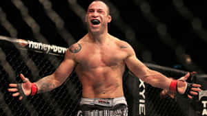 MMA拳手在籠中張開雙臂慶祝勝利。