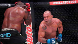 Bellator比賽期間，籠中的兩名MMA拳手。
