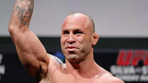 UFC戰士在競技場中舉臂慶祝勝利。