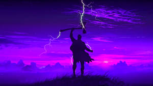 戰士剪影在紫色閃電暴風雨下揮舞發光斧頭，夕陽映照。 — 超級英雄 壁紙
