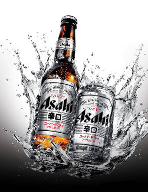 朝日超乾啤酒瓶和罐被水花包圍。 — 日本 壁紙