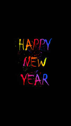 黑色背景上以彩色油漆潑濺呈現的Happy New Year文字