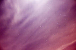 滿天星星嘅夜空，紫色同粉紅色嘅雲飄過天際。 — 夜空 壁紙