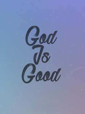 「God Is Good」呢啲字以流暢嘅黑色毛筆字體浮喺帶有星形斑點嘅粉彩漸變天空上。 — 神的話語 壁紙