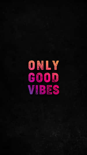 在帶有紋理的黑色背景上，發光的粉紅紫色文字「only good vibes」。