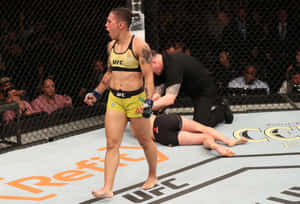 女性MMA拳手在UFC八角籠中比賽後勝利站立。