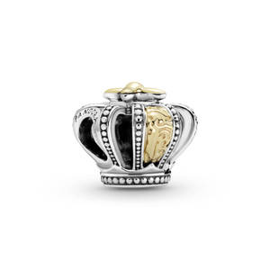 銀色和金色的皇冠吊飾，刻有Pandora品牌名稱。