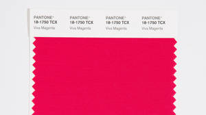 Pantone Viva Magenta 布料樣本，帶有印刷標籤。