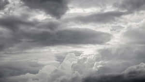 帶有深灰色和亮白色紋理的密集暴風雲佈滿天空。