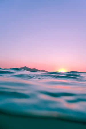 夕陽映照海洋，遠山和漣漪水面